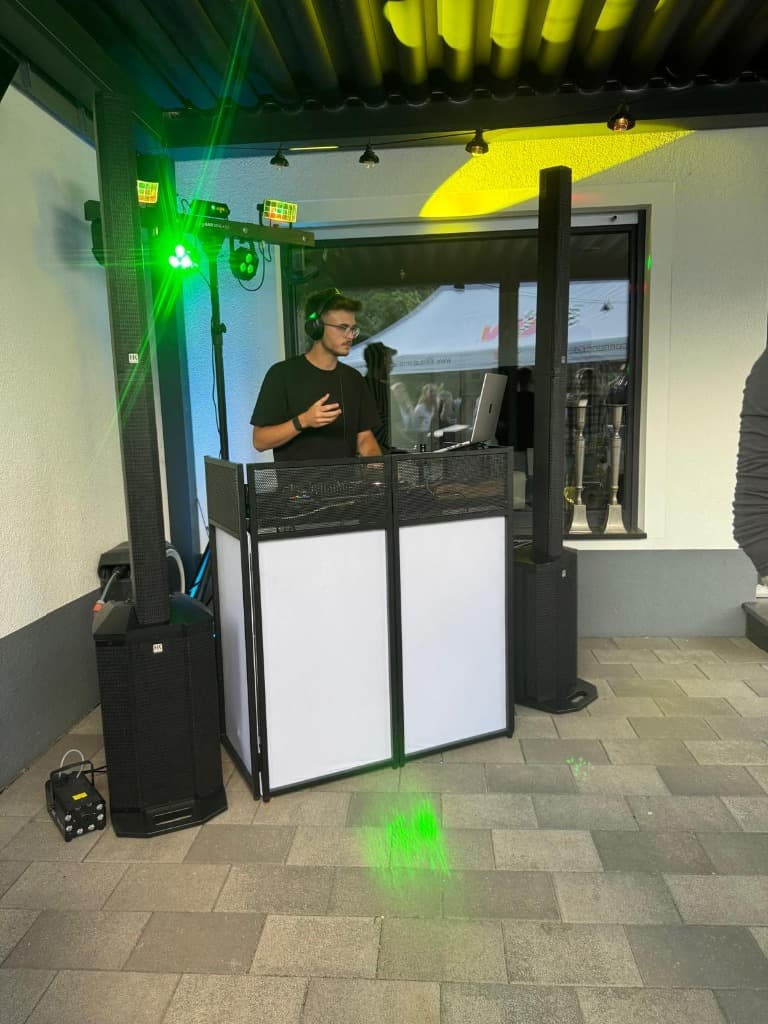 Michael Haan als DJ mit professionellem Setup, Licht- und Tontechnik bei einem Event in der Region Aachen